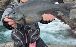 鶴見沖磯にて良型クロ釣れてます！
