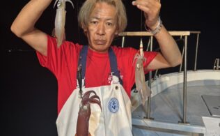 沼津沖にてマルイカ釣れてます。