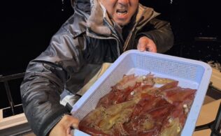 沼津沖にてマルイカ好調です。