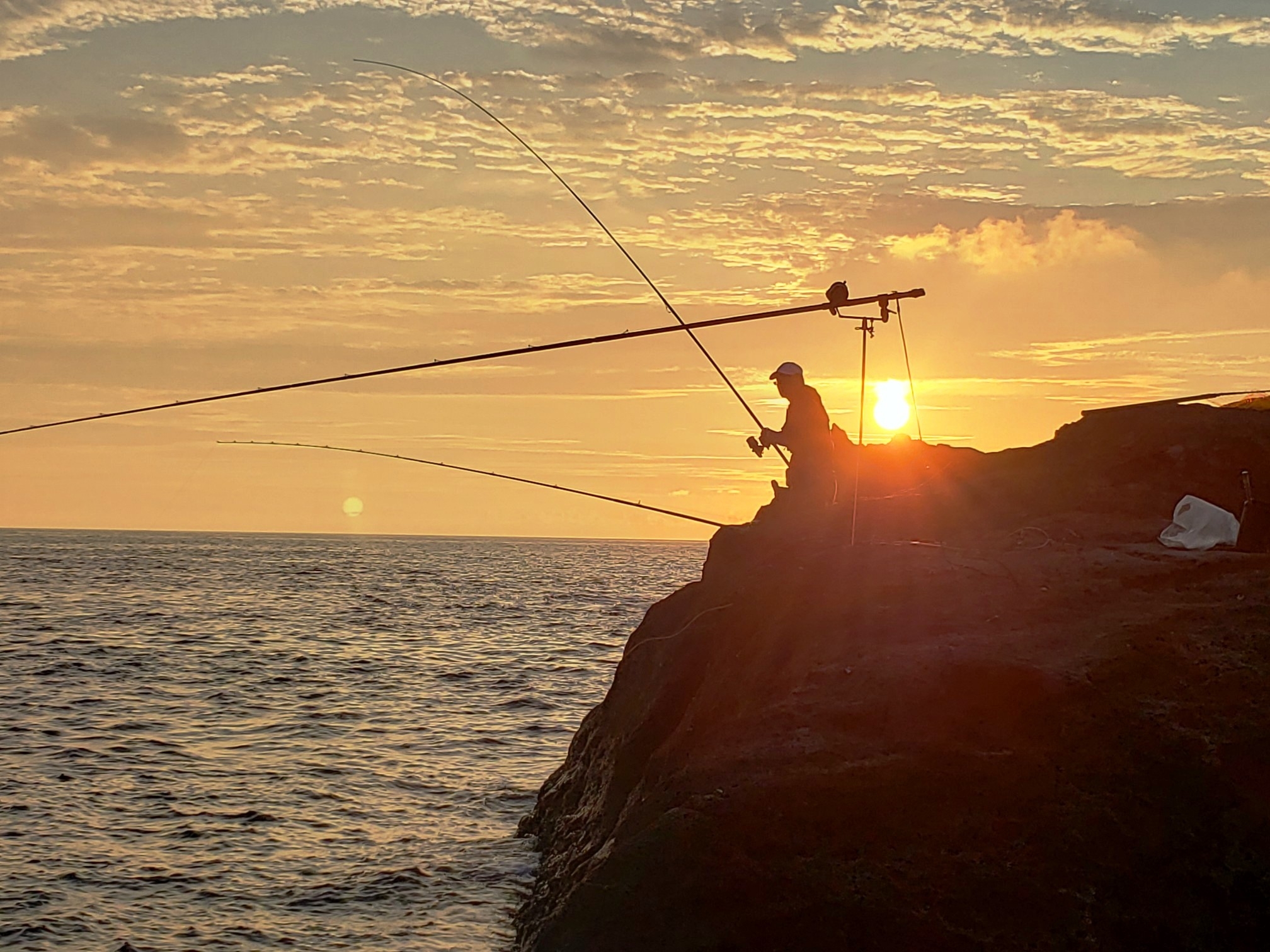 真夏の磯釣り！久志沖磯・夜釣り研修 | かめや釣具