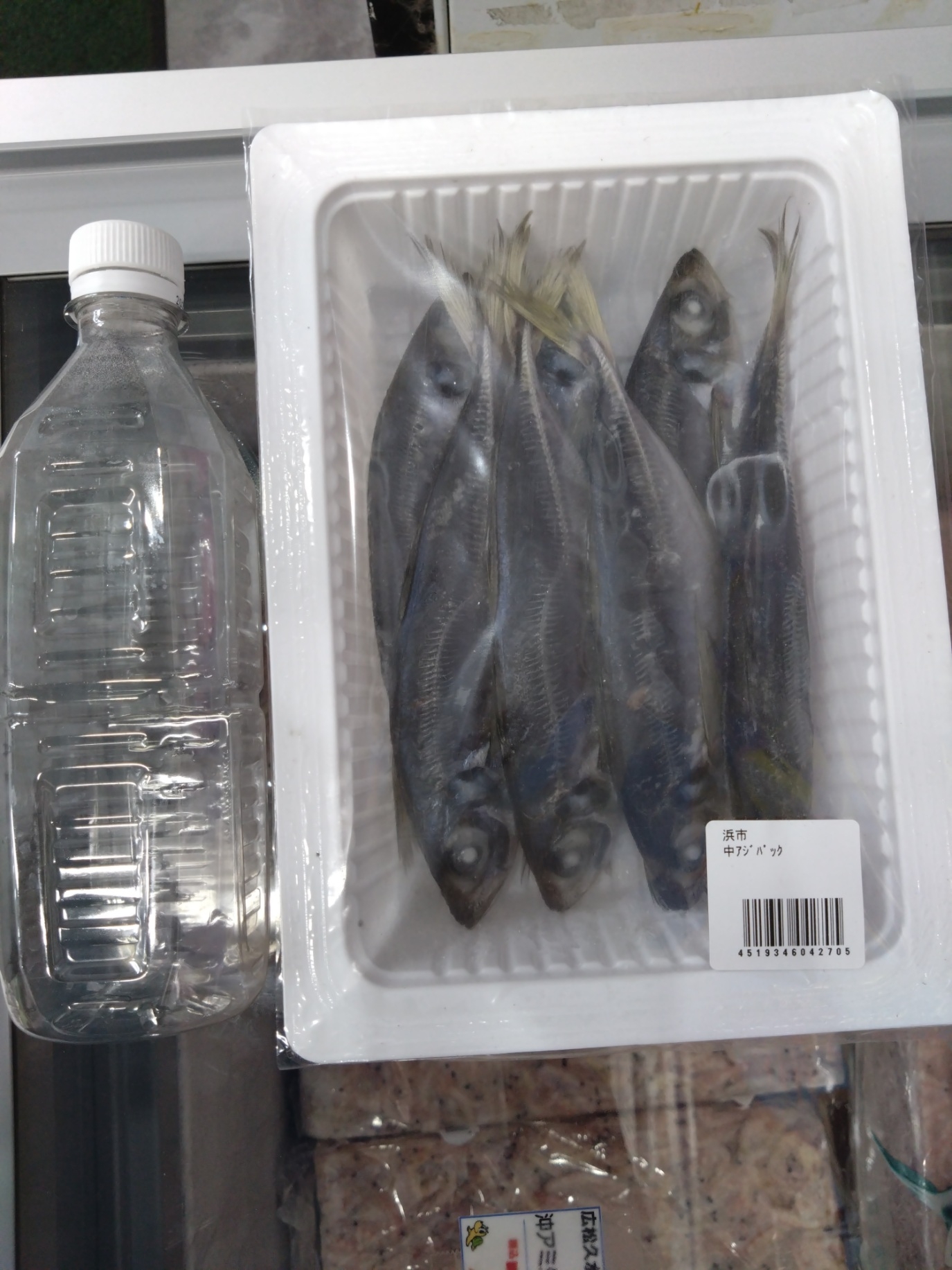 冷凍アジ入荷してます！ヤエン釣り、イカ釣り用品もたくさん揃ってます