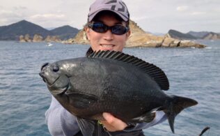 油津沖磯にて口太メジナの釣果！！宮崎店